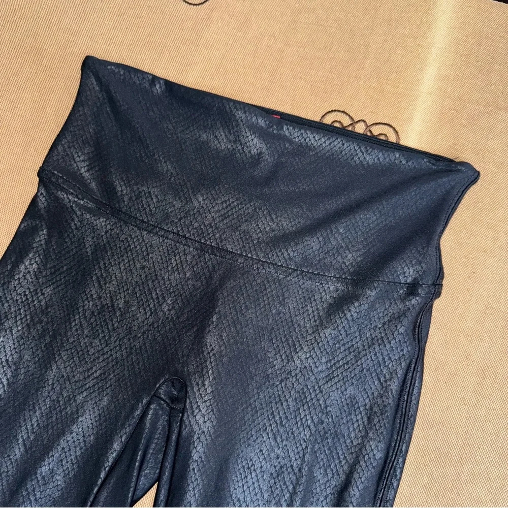 SPANX Faux Leather Croc Legging In Metallic Black Size L
In Excellent Condition - Picture 6 of 15